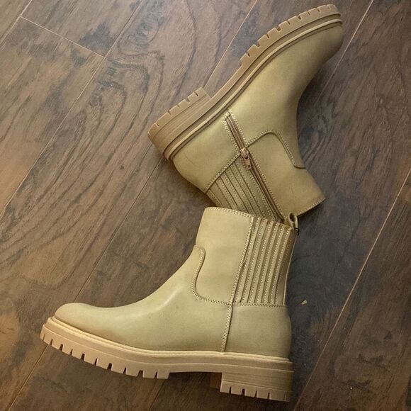 Lug Boots size 12 wide - Picture 5 of 6